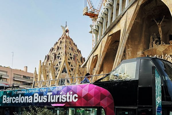 barcelona bus tours tickets : Barcelona Hop On Hop Off Bus in front of Sagrada Família