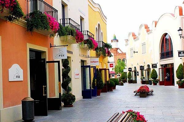 La Roca Village outlet mall entrance